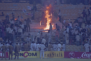Anger of Cricket Fans during India's loss against Sri Lanka in WC 1996